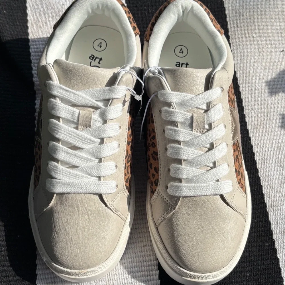 Art Class Kids Cream Leopard Print Star Low Top Sneakers Size 4